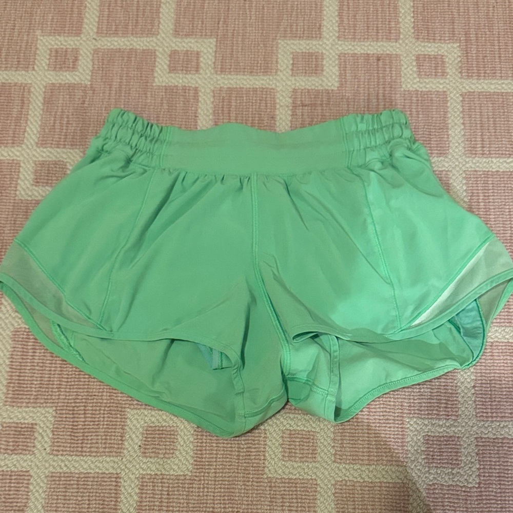 Lululemon hottie hot 2.5 inch green shorts